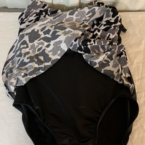 MagicSuit Lisa Black and White Graphic Print Swimsuit, 10 - Picture 6 of 9